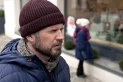 Sascha (Simon Böer) versucht, die Wünsche der Kinder zu hören.