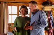 Roland Heilmann (Thomas Rühmann) und seine Katja (Julia Jäger) genießen die gemeinsame Zeit in Katjas Bootshaus. Da das Mobiliar allerdings noch von Katjas Großvater ist, ist das Schlafsofa gebrochen. Roland ist beeindruckt, als Katja sofort eine handwerkliche Lösung parat hat.