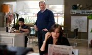 Phil und Claire werden in Lukes Schule bestellt. Im Büro des Direktors treffen die überraschten Eltern auf Jay und Gloria.