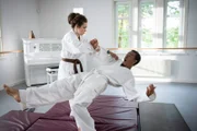 So anstrengend hat sich Pawel (Noel Okwanga, re.) das gemeinsame Sportmodul mit Sibel (Josie Hermer, li.) nicht vorgestellt.