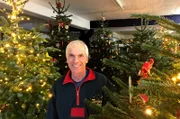 Weihnachten ist das Fest der Liebe… und des Konsums. Große Gefühle und Plastikplunder gehen alle Jahre wieder eine bemerkenswerte Zweckgemeinschaft ein.