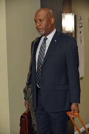 Erfährt, dass einer der Assistenzärzte die Prüfung nicht bestanden hat: Richard (James Pickens, Jr.) ...