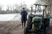 Kurt Brakelmann (Jan Fedder) verlädt die Heilsteine auf seinen Trecker.