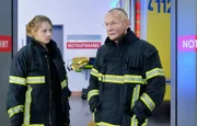 Truppführer Jürgen Jakobs (Torsten Michaelis) macht seiner Kollegin Nina Manzel (Julia Schäfle) große Vorwürfe. Ohne Anweisung ist sie in ein brennendes Haus gerannt und hat dort eine ältere Dame gerettet, nur aus dem Grund sei ihr Kollege Max ihr hinterhergelaufen und liegt nun schwer verletzt in der Klinik.