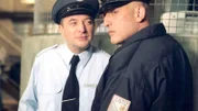Kittler (Egon Hofmann, li.) beschwert sich bei Brock (Leon Boden), dass ihn Schiller mit dem Dienstplan reingelegt hat.