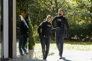 Special Agent Maggie Bell (Missy Peregrym, l.); Special Agent Omar Adom 'OA' Zidan (Zeeko Zaki, r.)