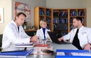 Dr. Martin Stein (Bernhard Bettermann, li.) und Dr. Kathrin Globisch (Andrea Kathrin Loewig, mi.) berichten Chefarzt Dr. Kai Hoffmann (Julian Weigend, re.) von der Möglichkeit eine Lymphknotentransplantation mit dem OP-Roboter durchzuführen. Die OP wurde bisher nur wenige Male durchgeführt und Kai will Sicherheiten. Martin kann ihm diese geben, doch Kathrin hat Zweifel.