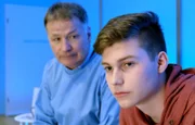 Bastian Heilmann (Johann Lukas Sickert, rechts) geht es nicht gut. Er hat ein Auto gerammt und die Fahrerin liegt nun in der Sachsenklinik. Dr. Roland Heilmann (Thomas Rühmann) versichert ihm zwar, dass der Zustand der Patientin nichts mit dem Unfall zu tun hat, doch nichtsdestotrotz hat Bastian Fahrerflucht begangen und sollte sich stellen.