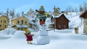 Jonas hat so seine Mühe, dem Schneemann den Hut abzuwerfen
