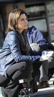 Zwei Frauen sind einem perfiden Täter bereits zum Opfer gefallen. Josephine Danville (Sela Ward) sucht nach brauchbaren Spuren am Tatort.