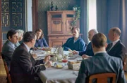 Nach den Ereignissen im Ring diskutiert das Lehrpersonal, ob Erik des Internats verwiesen werden soll.