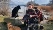 Nadja lebt mit spinaler Muskelatrophie und ist deswegen auf einen Rollstuhl und fremde Hilfe angewiesen.