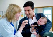 ARD FAMILIE DR. KLEIST, IV. Staffel (13 neue Folgen), Folge 51 "Das Findelkind", Dr. Kleist (Francis Fulton Smith, r.) nimmt das Findelkind, Baby Simon (Benja Reiser) mit in die Praxis. Seine Sprechstundenhilfe Nora Mann (Winnie Böwe, l.) findet es richtig goldig.