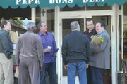 Jay Pritchett (Ed O'Neill, 3.v.l.), Shorty (Chazz Palminteri, 2.v.r.), Cameron Tucker (Eric Stonestreet, r.)