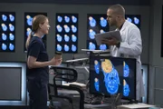Ein Patient mit einem riesigen Tumor mitten im Gesicht scheidet die Geister. Meredith und Jackson wollen operieren.