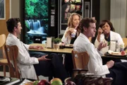 Versuchen, einen Patienten zu helfen, dem ein Teil seiner Schädeldecke fehlt: Derek (Patrick Dempsey, l.), Mark (Eric Dane, 2.v.r), Teddy (Kim Raver, 2.v.l.) und Miranda (Chandra Wilson, r.) ...