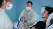 Sebastian Pückler hat sich mit Meningokokken infiziert. Die Antibiose schlägt nicht an, wie gehofft, an. Sein Zustand ist kritisch. Als Dr. Lea Peters und Dr. Kai Hoffmann nach Sebastian sehen, hat er in der Hand eine Sepsis entwickelt. Um seine Hand zu retten, müssen die Ärzte die beiden betroffenen Finger amputieren.