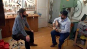 Manuel May fertigt in seiner kleinen Werkstatt in Wyk auf Föhr edle Gitarren in Handarbeit. Sein Freund, der Jazzgitarrist Giovanni Weiss kommt immer wieder aus Hamburg auf die Insel, um die neusten Stücke auszuprobieren.