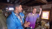 Sükrü (li.) mit Eberhard auf dem Speicher