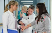 Überraschend kommt Blanca (Tamara Romera Gines, re.), das mexikanische Au Pair von Dr. Lea Peters (Anja Nejarri, li.) mit dem kleinen Tim (Theo Neubacher, 2.v.li.) und einer ziemlich heftigen Bissverletzung in die Klinik. Während Dr. Kaminski (Udo Schenk, 2.v.re.) anbietet, sich um Tim zu kümmern, will Lea Blancas Bisswunde versorgen.