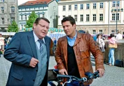 Dr. Kleist (Francis Fulton Smith, r.) und Bernd Sprengler (Walter Plathe, l.) unterhalten sich auf dem Marktplatz in Eisenach.