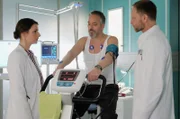 Dr. Maria Weber (Annett Renneberg, li.) will gerade mit dem Belastungs-EKG von Thomas Wiegels (Charles Rettingshaus, mi.) beginnen, als Dr. Kai Hoffmann (Julian Weigend, re.) dazukommt und es beendet.