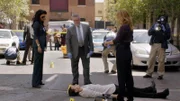 Bei einer Schießerei auf offener Straße wird ein Mann getötet. Bei diesem handelte es sich jedoch um einen Auftragkiller... wer jagt wen? Det. Jane Rizzoli (Angie Harmon, l.), Dr. Maura Isles (Sasha Alexander) und Det. Vince Korsak (Bruce McGill) untersuchen den Tatort.