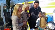 Jenny Ernst und Gabi Thur treffen gemeinsam mit Experte Sükrü Pehlivan die letzten Flohmarktvorkehrungen