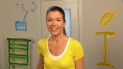 Anke Engelke zeigt Begrüßungsrituale aus der ganzen Welt. Wie sie wohl Denis begrüßt?
