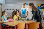 Carolin (Paloma Padrock, li.) will, dass Rosa (Karlotta Hasselbach, re.), Sibel (Josie Hermer, Mitte re.) und Pawel (Noel Okwanga, mi.li.) sich aus ihren Angelegenheiten raushalten.