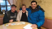 Die Geldübergabe. V.li. Gunnar, Susanne und Experte Sükrü Pehlivan (Moderator).