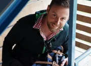 SRF bi de Lüt Wunderland - Urnersee Staffel 2, Episode 4 Nik Hartmann in der Gondel der Luftseilbahn