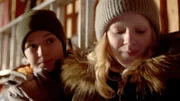 Daniel und Sanne haben sich in einer Garage versteckt, weil Daniel ein Fenster in der Nachbarschaft eingeschossen hat. Hier kommen sie sich ein bisschen näher.