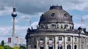 Es ist vier Uhr morgens, als bei der Berliner Polizei der Alarm ausgelöst wird: Die 100 kg schwere 'Big Maple Leaf' wurde gestohlen. Ermittler erzählen jetzt zum ersten Mal, wie sie die Diebe der Goldmünze überführen konnten.