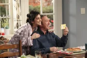 Zum Geburtstag bekommt Mike (Tim Allen, r.) nicht nur einen Kuchen von seiner Tochter Mandy (Molly Ephraim, l.) geschenkt, sondern auch ein mysteriöses Buch über die Geschichte ihres Wohnviertels ...