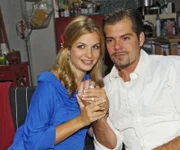 Leon (Daniel Fehlow) und Verena (Susan Sideropoulos) sind sich ihrer endlich sicher und wollen nun einfach nur ihr Glück genießen.