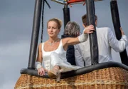 Aus nicht nachvollziehbaren Gründen klettert die Braut Susanne Kröning (Christine Kutschera) plötzlich aus dem Korb und stürzt ab.