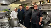 Gemeinsam mit den Büdern di Dino kocht Björn Freitag (2.v.l.) sizilianische Lasagne.