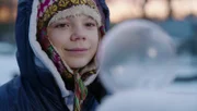 Olivia probiert, eine Seifenblase in der Kälte gefrieren zu lassen.