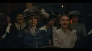 Die Besitzerin des Theaters Erle (Lena Kristin Ellingsen, l.) ist mit ihrer Tochter Lobelia (Andréa Othilie H. Wilhelmsen-Grøtnes, r.) im Theater.