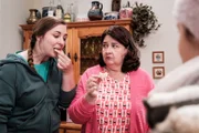 Monika (Christine Reimer, rechts) und Sophia (Patricia Freund, links) probieren die Plätzchen von Emily.