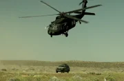 Ein Hubschrauber fliegt über das Auto.