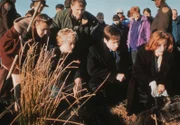 (v.l.n.r.)  Det. Angela White (Dana Wheeler-Nicholson);  Fox Mulder (David Duchovny); Dana Scully (Gillian Anderson)