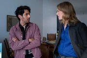Luiz Vieira dos Santos (Thiago Braga de Oliveira) und Lena Testorp (Anna von Haebler) erfahren von Murat Borchers, wie viel Hass Politiker aushalten müssen.