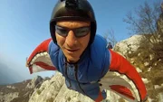 Jokke Sommer ist Extremsportler und Experte im "Proximity Flying". Seine Leidenschaft gilt dem freien Fall im so genannten "Wingsuit". Bei einem Sprung im August 2010 am norwegischen Sognefjord entging er nur knapp dem Tod.