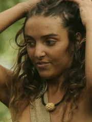 Makani bindet sich die Haare zusammen.