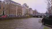 Brian und Alli haben Jobangebote in Amsterdam erhalten und beschließen, von New York City in die niederländische Hauptstadt zu ziehen.