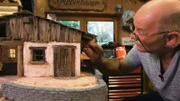 Krippenbauer Lutz Kuhl beim Bearbeiten der Krippen-Fassade.