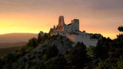 Burg ?achtice im heutigen Tschechien, einst Sitz der "Blutgräfin". Rund 650 Menschenleben gehen angeblich auf ihr Konto. Der Legende nach soll Gräfin Elisabeth Báthory im 17. Jahrhundert im Blut von Jungfrauen gebadet haben, um ewig jung zu bleiben. "ZDF-History" geht dem rätselhaften Fall nach.