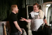 Mitchell (Jesse Tyler Ferguson, l.) ist gespannt, wie Cameron (Eric Stonestreet) als Ersatz-Schlagzeuger in Dylans Band beim Publikum ankommen wird.